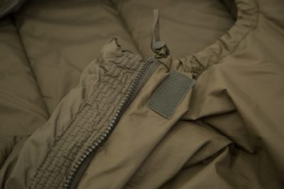 9738_defence1_top_olive_08 CARINTHIA Slaapzak Defence 1 Top Detail
