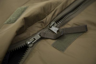 9739_defence1_top_olive_09 CARINTHIA Slaapzak Defence 1 Top Detail